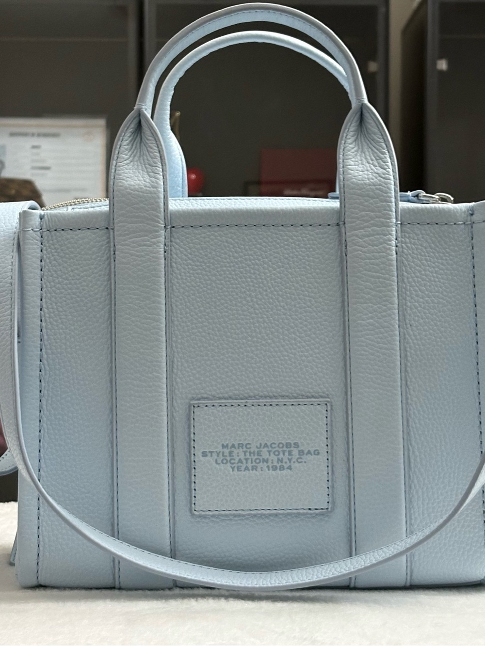 MARC JACOBS THE LEATHER SMALL TOTE BAG & MATCHING WALLET — CLOUD BLUE - Picture 16 of 16